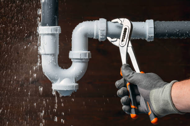 Professional Emergency Plumber technician working in Godley, TX